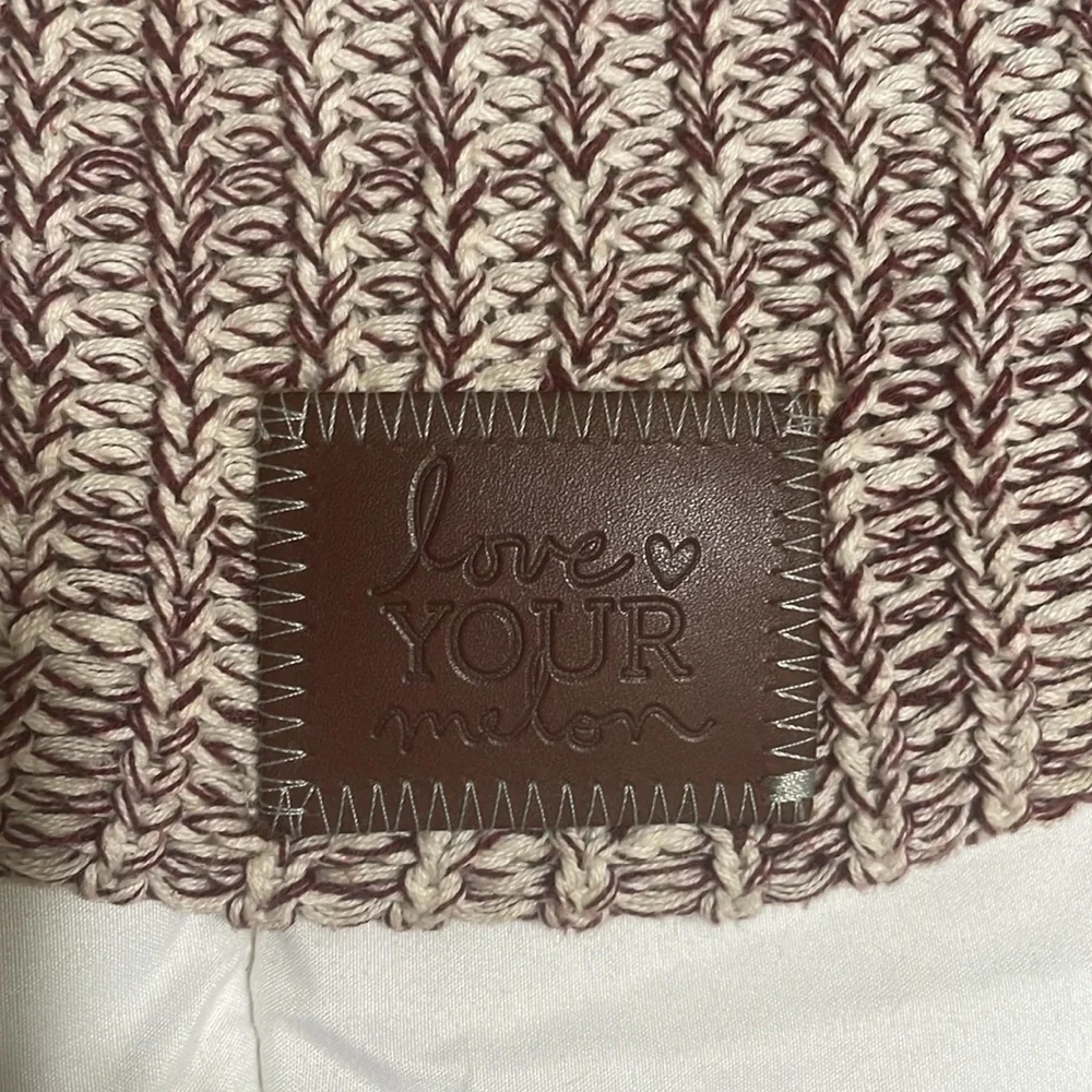 💰Love Your Melon Women’s Winter Beanie Hat Maroon & White Knit Woven With Logo - Picture 2 of 4